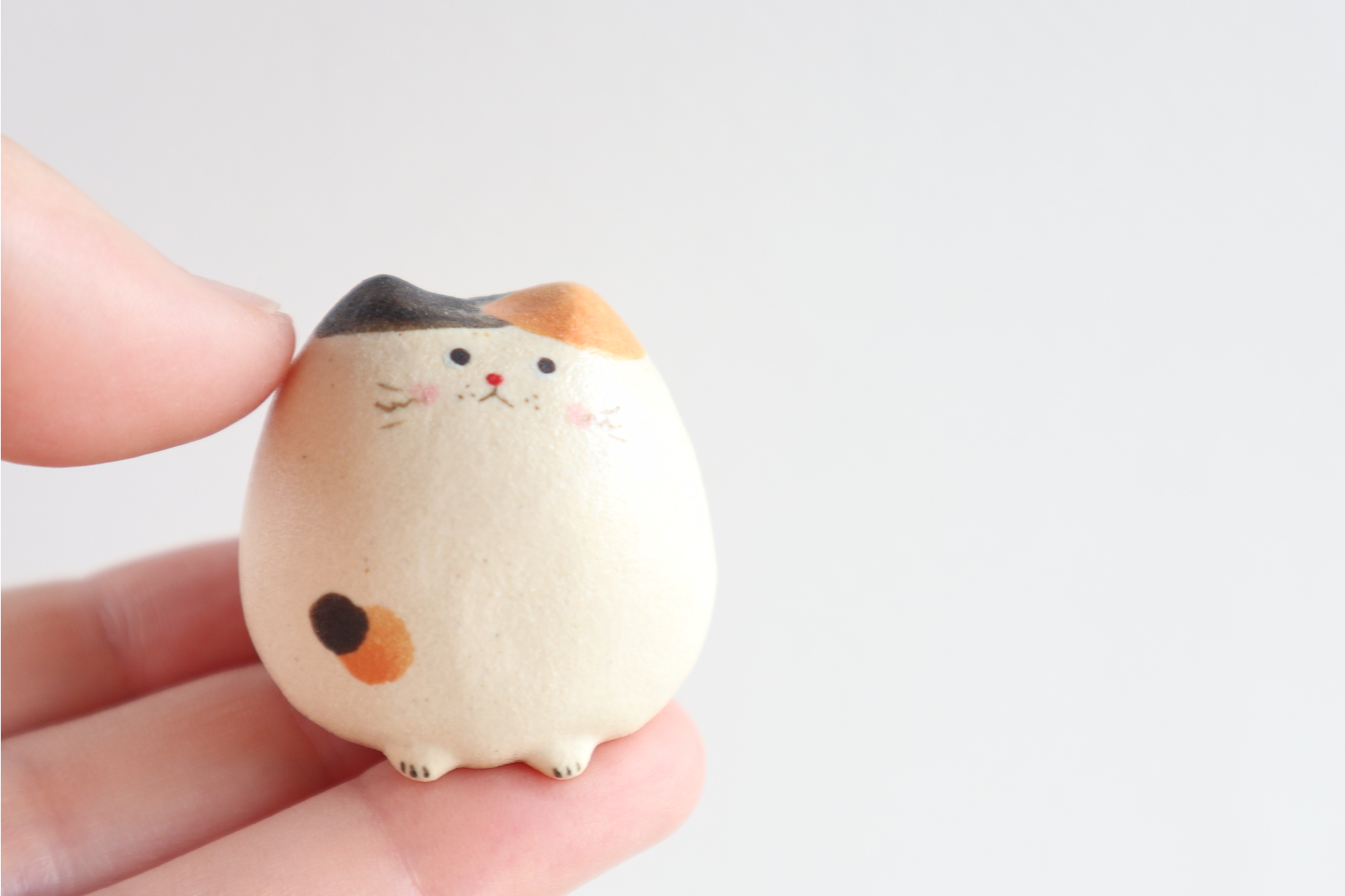 陶器の小さな猫の置物たち（三毛/はちわれ）